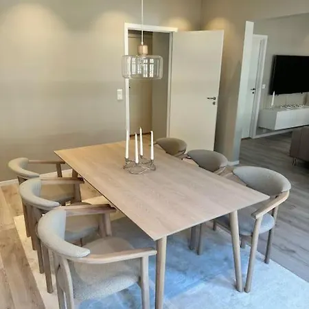 Sjarmerende Og Sentralt Beliggende Med Stor Ballkong Pa Storhaug - Perfekt Sommerleie! Apartman