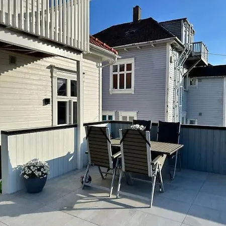 Sjarmerende Og Sentralt Beliggende Med Stor Ballkong Pa Storhaug - Perfekt Sommerleie!