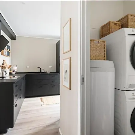 Apartment Sjarmerende Og Sentralt Beliggende Med Stor Ballkong Pa Storhaug - Perfekt Sommerleie! *